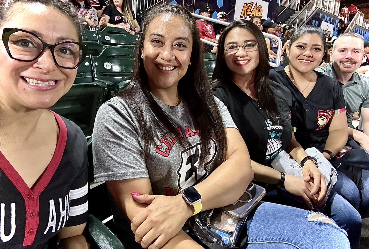 #TeamSISD night @epchihuahuas!       ⚾️+ 🐶= ❤️ #CactusMakesPerfect