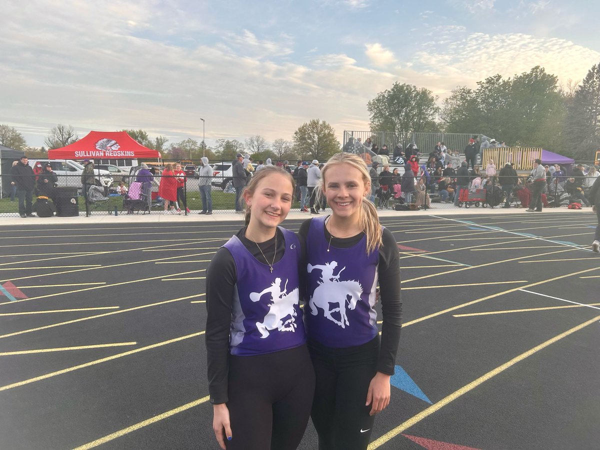 Kelsey Moore with a 1st place finish in the 100h. Emmalee Reel with an outstanding finish and 9th overall. Way to go ladies!