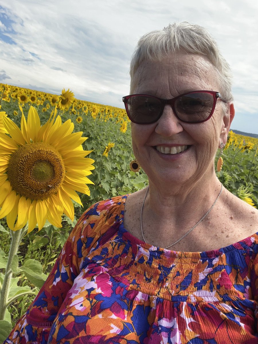 lesley210756's tweet photo. I got my #HourForEarth today walking around the 2024 Kalbar Sunflower Festival It’s so wonderful walking around a sea of Sunflowers 🌻 and getting to pick my own afterwards. #PeakerHour #aussiepeaker #MPC2024 https://t.co/mPZahVBe8d