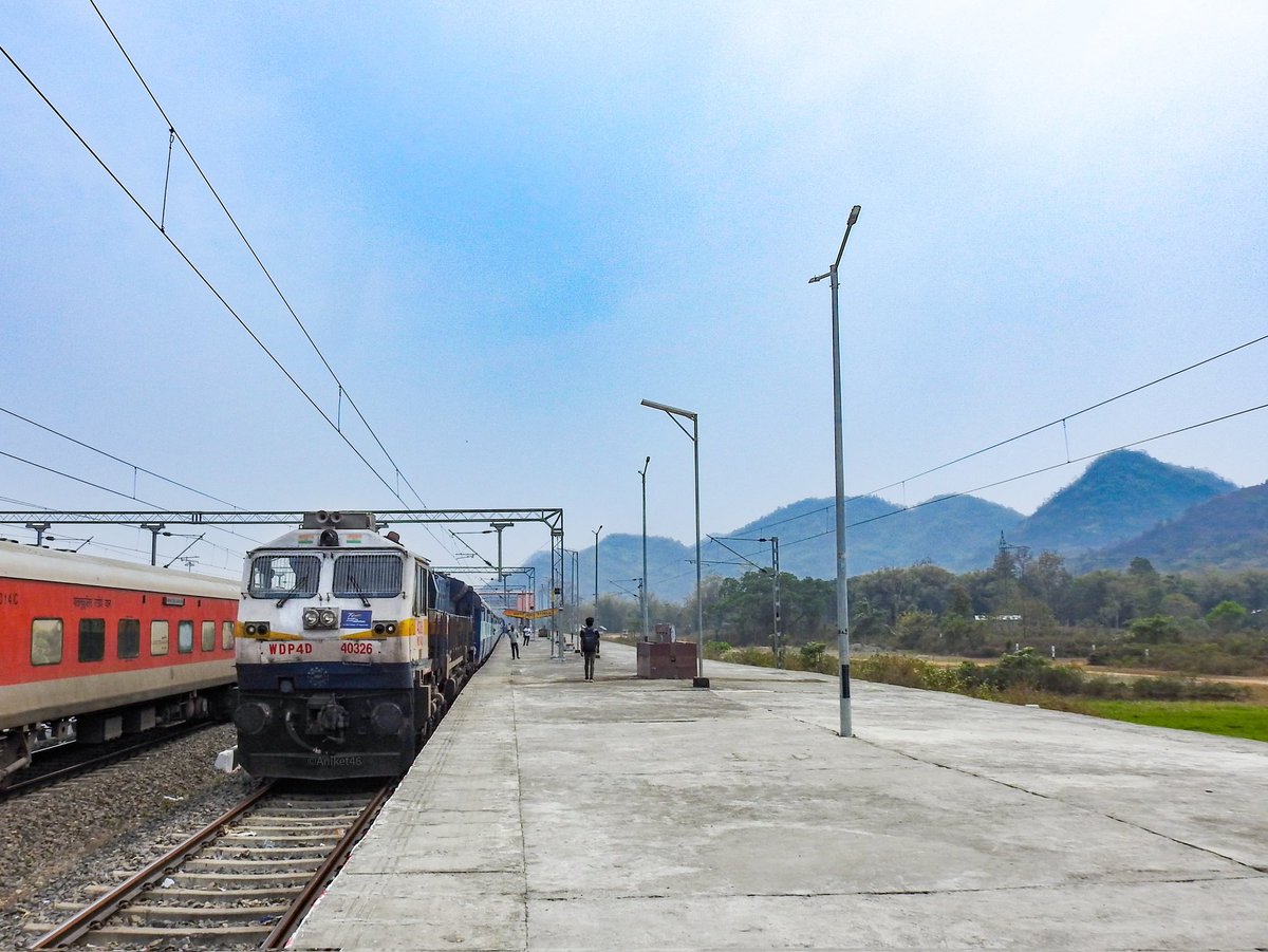 The hills of #Assam & the beautiful station of #Majgaon ! 

Inframe : #NewGuwahatiCity #WDP4D #40326 leading the #Guwahati - #NewBongaigaon Passenger via #GoalparaTown waits for clearance at Majgaon ! 

#NFRailEnthusiasts
@DRM_RNY | @RailNf | @RailMinIndia