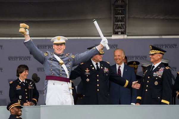 AiPinfu2003's tweet photo. 【最下位を祝う米軍士官学校】
世の中には全てにおいて順位がある。そして世間に持て囃されるのは１位だろう
オリンピックの金メダル、大学の首席、アイドルの総選挙。
確かに1位を勝ち得たものは賞賛に値する。並大抵の努力では1位にはなれない。
ただ同様に賞賛されるべき人がいる。
最下位の人だ。

アメリカの陸軍士官学校の卒業式には面白い制度がある。
Goat（ヤギ）と呼ばれる成績最下位の卒業生を一番盛大に祝うのだ。
Goatには更に同級生たちから1ドルずつ貰える（合わせて1000ドルくらい）
これは厳しい陸軍士官学校の生活で多くの同級生が落第・脱落していく中で、最後まで崖っぷちで喰らいついた根性を讃えるためと一説には言われている。

また最下位の人が優れているのは強い意志だけじゃない。
常識にとらわれない思考や、トラブルを即興で切り抜けるといった無形の資質があり、それが戦場や人生での成功につながると陸軍士官学校では考えられている。

（注：なぜ成績最下位の卒業生をヤギというのかは不明。一説には永遠のライバルである海軍のシンボルがヤギだからと推測されてる。お前は成績悪いから陸軍じゃなくて海軍でしかやっていけないぞ、という皮肉だという説。）

同様に海軍士官学校でも最下位の生徒はAnchor manとして讃えられる。
海の底にいて目立たないが欠かすことの出来ない錨に例えるのは、海軍らしくてとても素敵だと思う。（少なくとも陸軍をけなす皮肉にはならない。）

最下位であるということは、勝負に参加したということだ。
勝負に参加することは誰にでもできる訳ではない。
大抵の人は自分の能力に疑いを持ち、努力することを諦めてしまう。
そして勝負する土俵にすら上がることができずに終わってしまう。
そんな中、最下位である人は自分を最後まで信じ抜いた強い意志がある人なんだ。

何かで最下位だとしても腐る必要はない。
むしろ堂々と誇るくらいの気持ちを持っていこう。
諦めなければ勝負は何回でもできる。
次で1位を取ればいいだけだ。