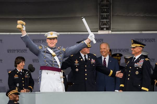 【最下位を祝う米軍士官学校】 世の中には全てにおいて順位がある。そして世間に持て囃されるのは１位だろう オリンピックの金メダル、大学の首席、アイドルの総選挙。 確かに1位を勝ち得たものは賞賛に値する。並大抵の努力では1位にはなれない。 ただ同様に賞賛されるべき人がいる。 最下位の人だ。