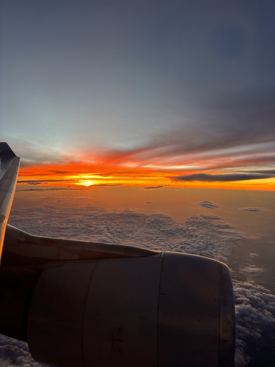 GlenKorstrom's tweet photo. Saw two sunsets in the same day this week. Nice to be home.
#travel #windowseats #dateline #YVR https://t.co/R5WsrbNVNY