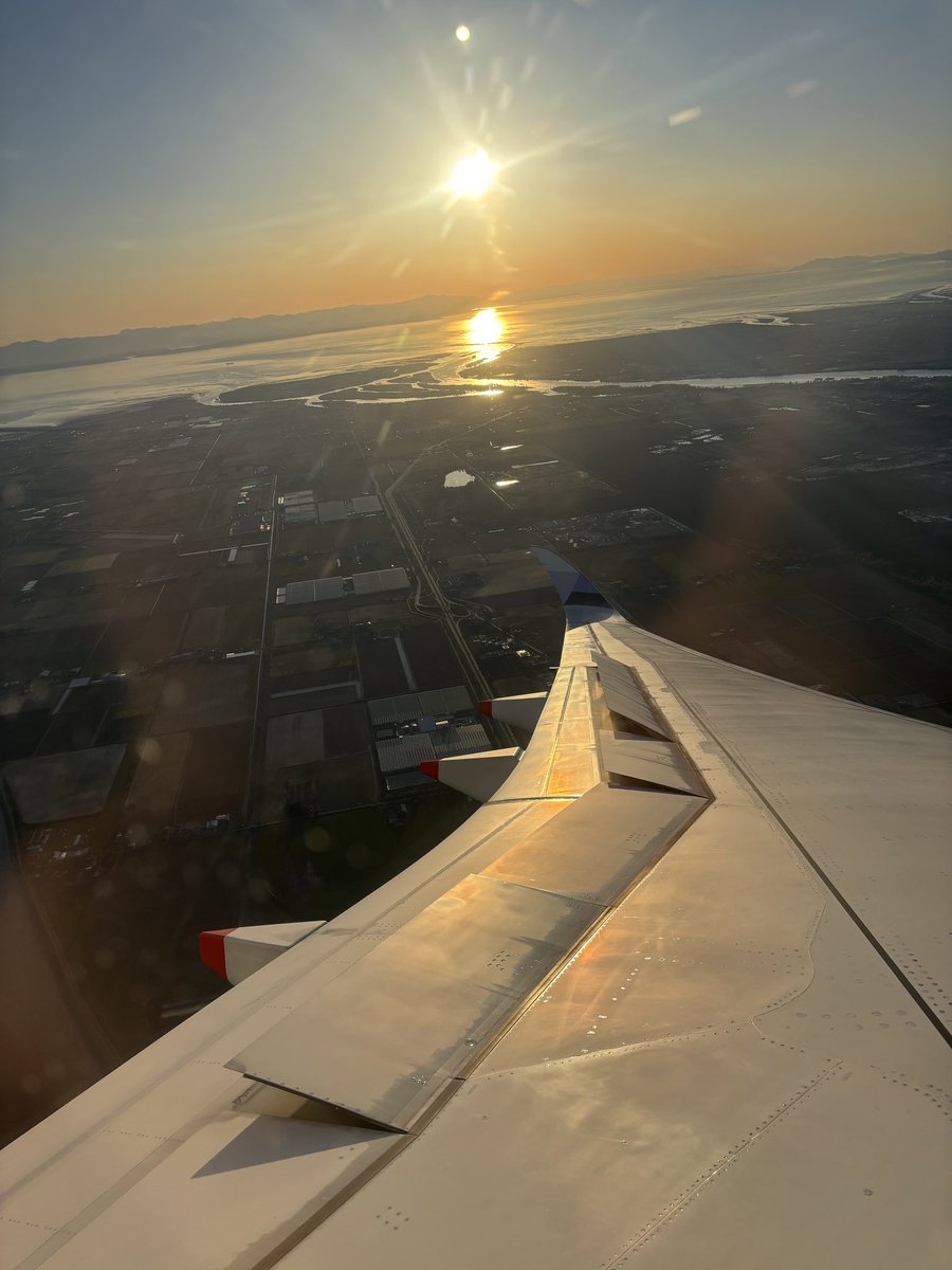 GlenKorstrom's tweet photo. Saw two sunsets in the same day this week. Nice to be home.
#travel #windowseats #dateline #YVR https://t.co/R5WsrbNVNY
