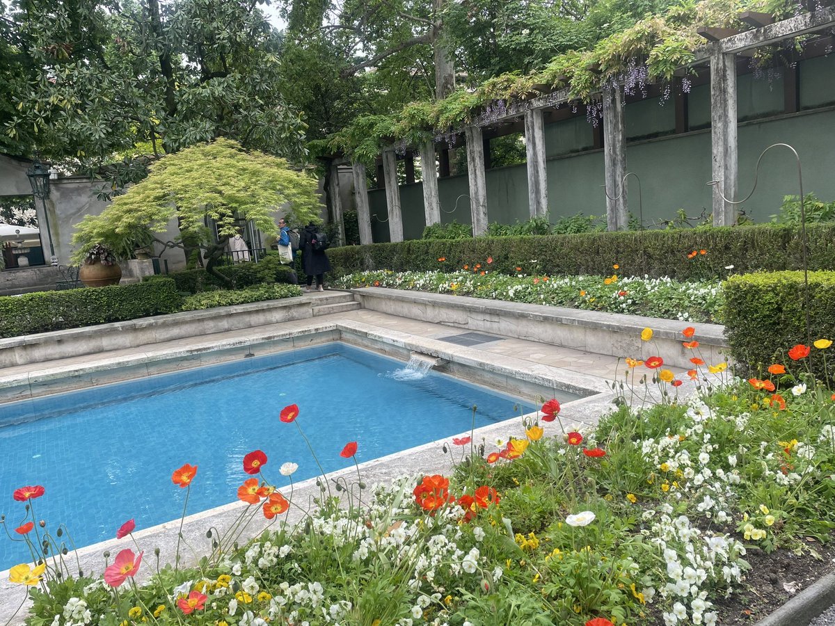 SansiriPLC's tweet image. #Milandesignweek2024 ไม่ใช่เเค่ดีไซน์เนอร์ดังๆ เท่านั้น เเต่งานนี้ยังเป็นพื้นที่สนับสนุนเหล่า Young Designer และนักศึกษาดีไซน์ในแขนงต่างๆ ได้โชว์ของกันอีกด้วย🧑‍🎨🎨 เช่น Dolce &amp;amp; Gabbana ‘Gen D, Vol.2’ ที่เอาผลงานสุดจัดจ้านของ ‘Gen D’ (Generation Designer) จากหลากหลายประเทศมาโชว์…