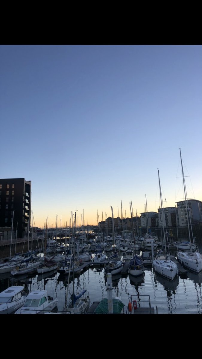 Good morning 🤗 love a good sunrise 🤩who would like to go on a yacht adventure? #SaturdayVibes #earlymorning #saturdaymorning #morning #wales