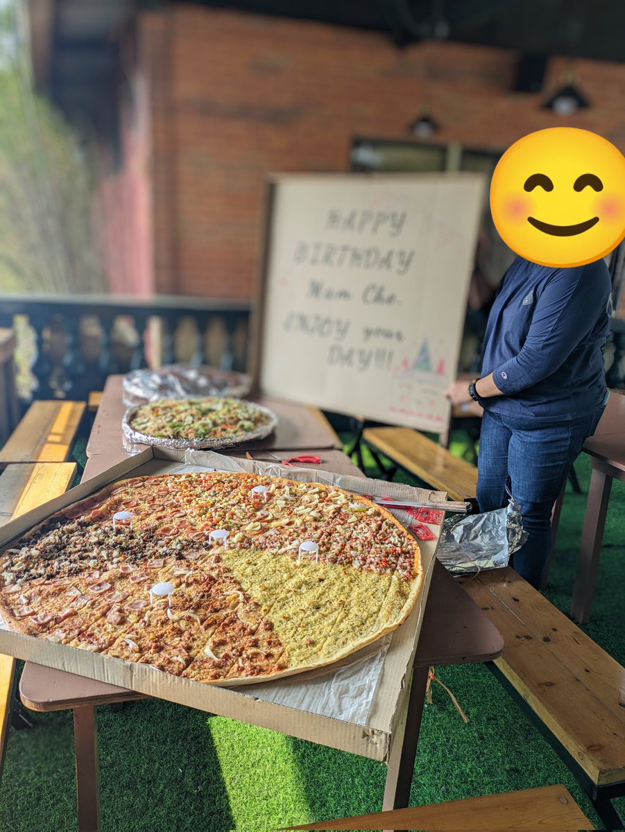 フィリピンにおける誕生日の祝い方は豪快！ どうやって運んだんだというくらいド級サイズのピザ。そして山盛りのパンシット。極めつけにホールケーキ3個。 これを職場でやっちゃうんだから凄い😳😳 #バギオ　#フィリピン留学