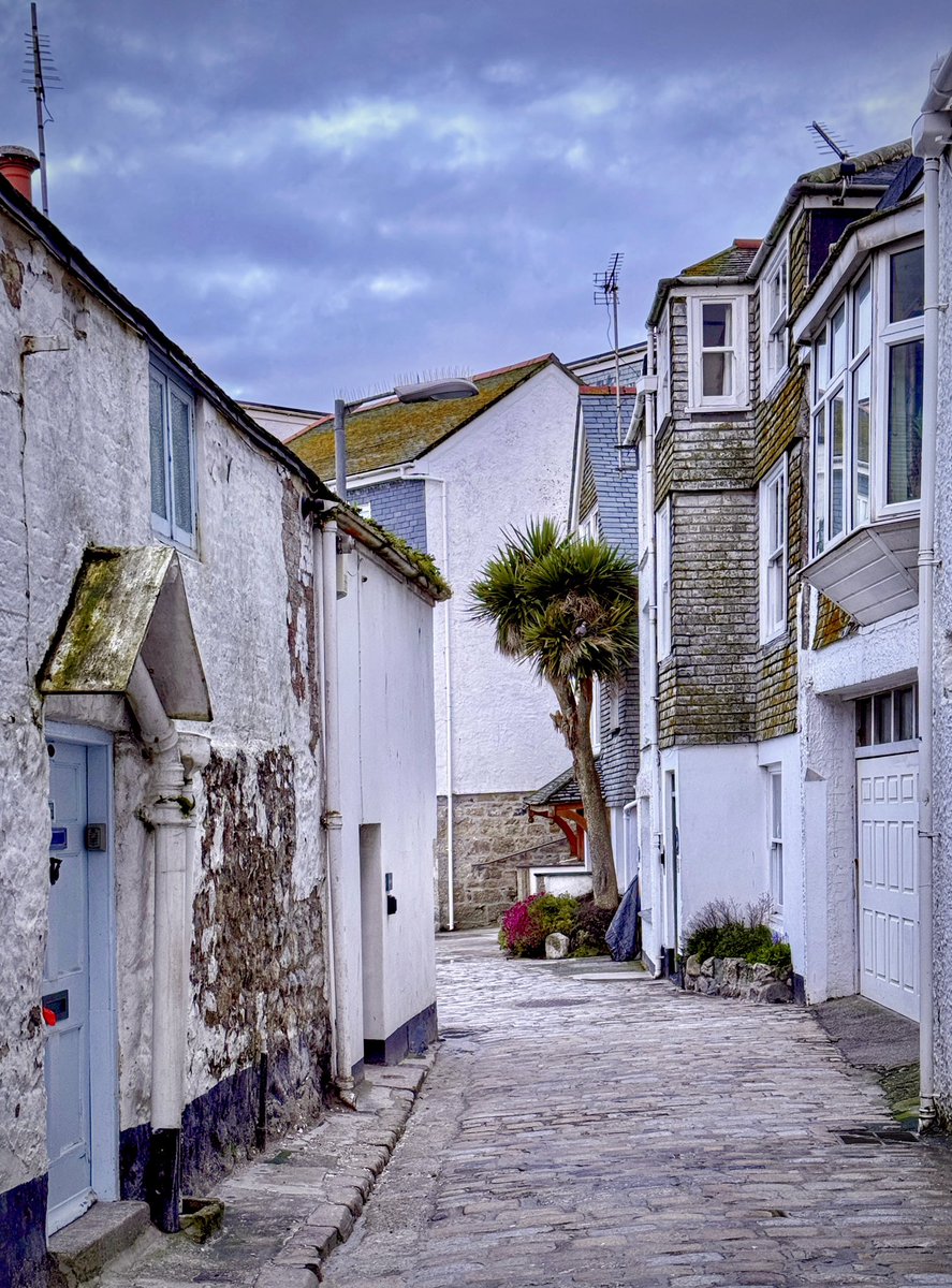 Wharf cottages, St. Ives.
#cornwall #kernow #lovecornwall #uk #explorecornwall #cornishcoast #sea #ocean #visitcornwall #stives #stivescornwall #sky #marine  #pier #beach #fishing #morning #spring #harbour #boat  #wharf #cottage #architecture #seaside #beach @beauty_cornwall
