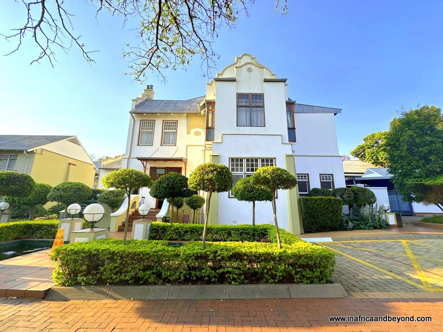 The Courtyard Hotel Arcadia Review Read more 👉 lttr.ai/ARpcy #tshwane #gauteng #southafrica #shotleft #Pretoria