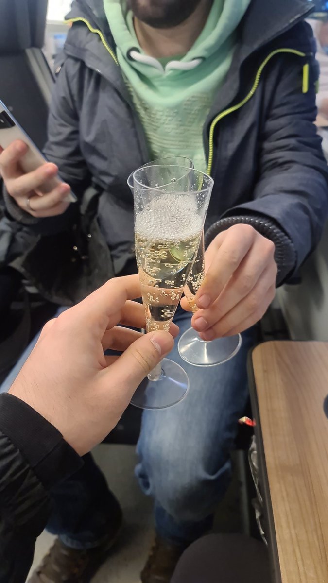 Es geht mit dem Helden @DrRay1337 zum @AKAHEROESPORT Mediaday in Frankfurt! 🥂🥳