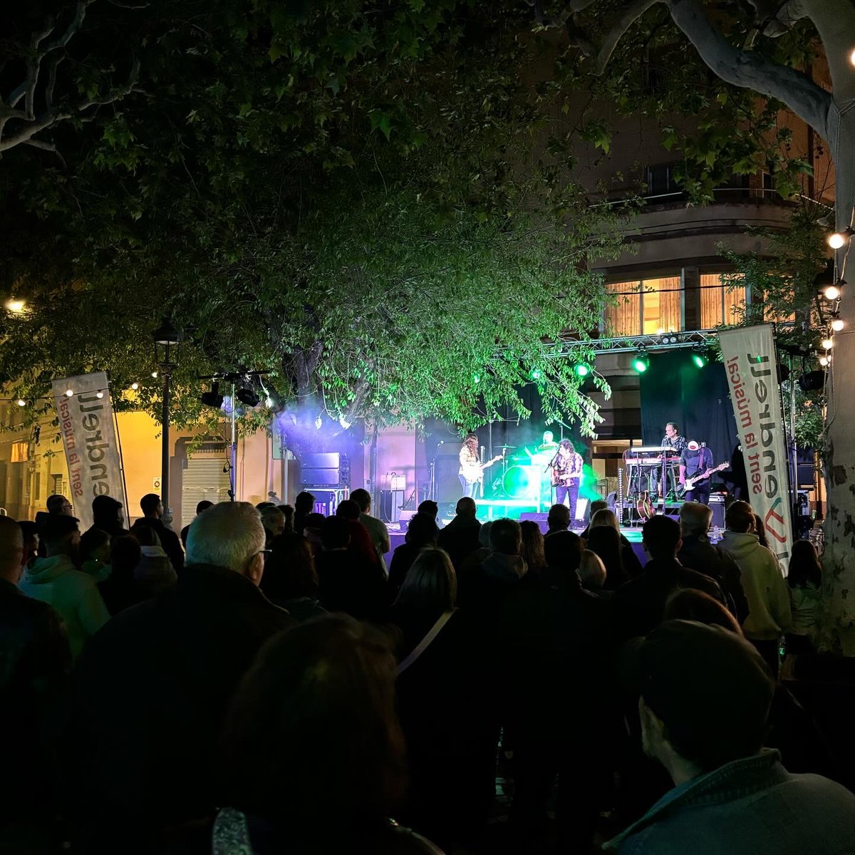 Engega El Vendrell Sent La Música amb @Guardafuegos a la plaça del Mercat. Gran nit de rock 🤩
Gràcies a tothom per ser-hi 🎶
I gràcies a la bona gent del Mercat Municipal i de la restauració de l'entorn 👏👏👏

#ElVendrell #EstimemLaCultura #ElVendrellSentLaMúsica