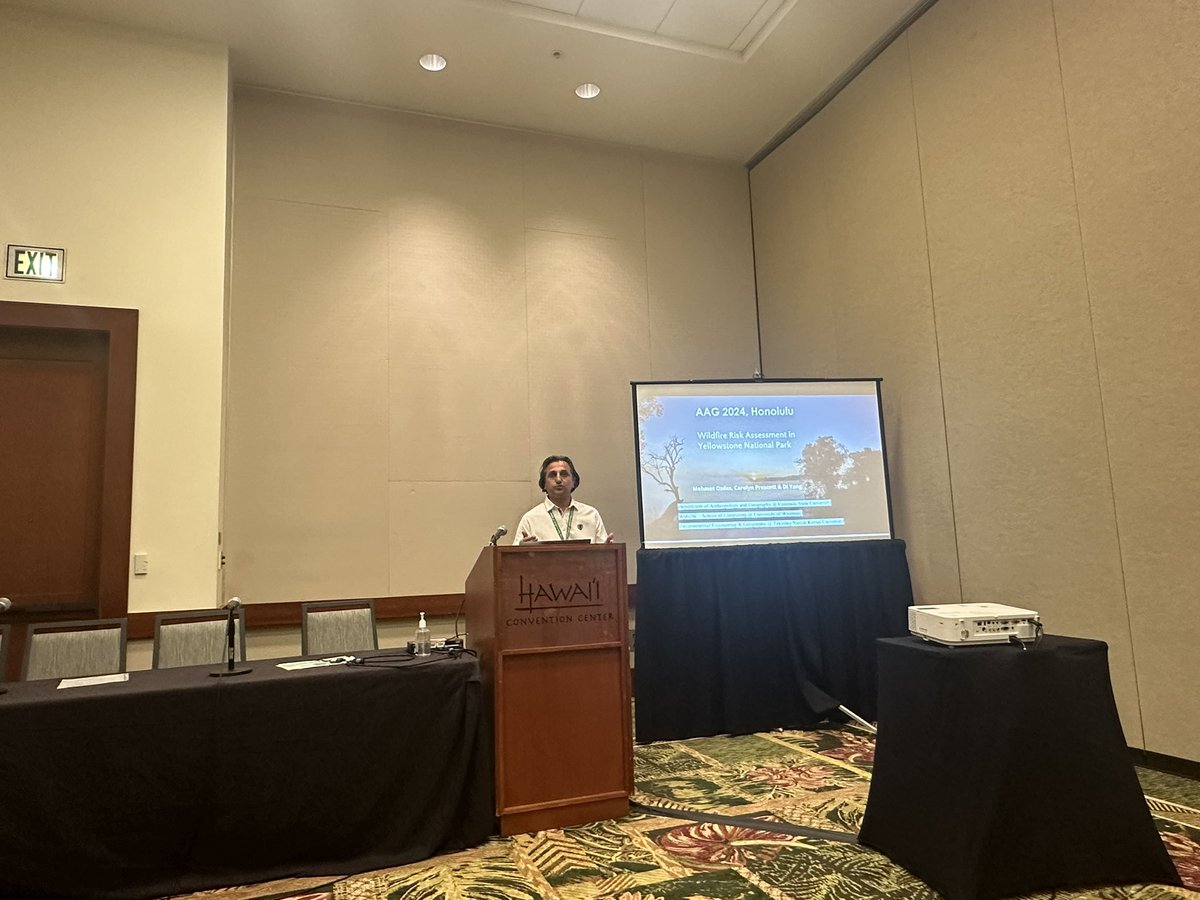 yangdi1031's tweet image. Thrilled to see GeoDI lab grad students &amp;amp; visiting prof shine at #AAG2024 in Hawaii! 🌺 Showcasing cutting-edge research in geospatial tech, climate modeling, and forest management. Proud moment. 🌍#GeographyRocks