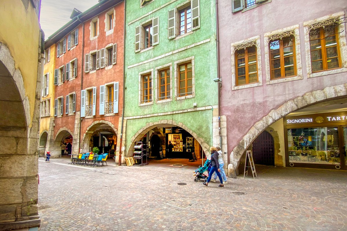 The arcades and colourful facades in #RueFilaterie in #Annecy's old town.
Discover on the blog 👉 frenchmoments.eu/lake-annecy/
📸 Photo taken yesterday morning.
.
.
#frenchmoments #auvergnerhonealpestourisme #iLakeAnnecy #savoiemontblanc #explorefrance #EnFranceAussi #MagnifiqueFrance