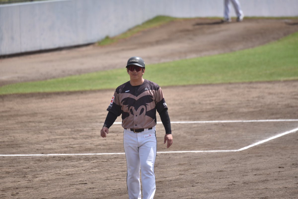gcb_PicClubNo59's tweet photo. 【2024/04/20】敵チームの捕手に球が当たり、痛がっていたところ、三塁コーチャーさんが「お水飲んだら、良いよ」と声を掛け、🦍ベンチから箭内さんがペットボトル持ってダッシュ、そして、飲み掛けのペットボトルを持ってベンチに引き返してくる🤭 https://t.co/NrkLcHidVV
