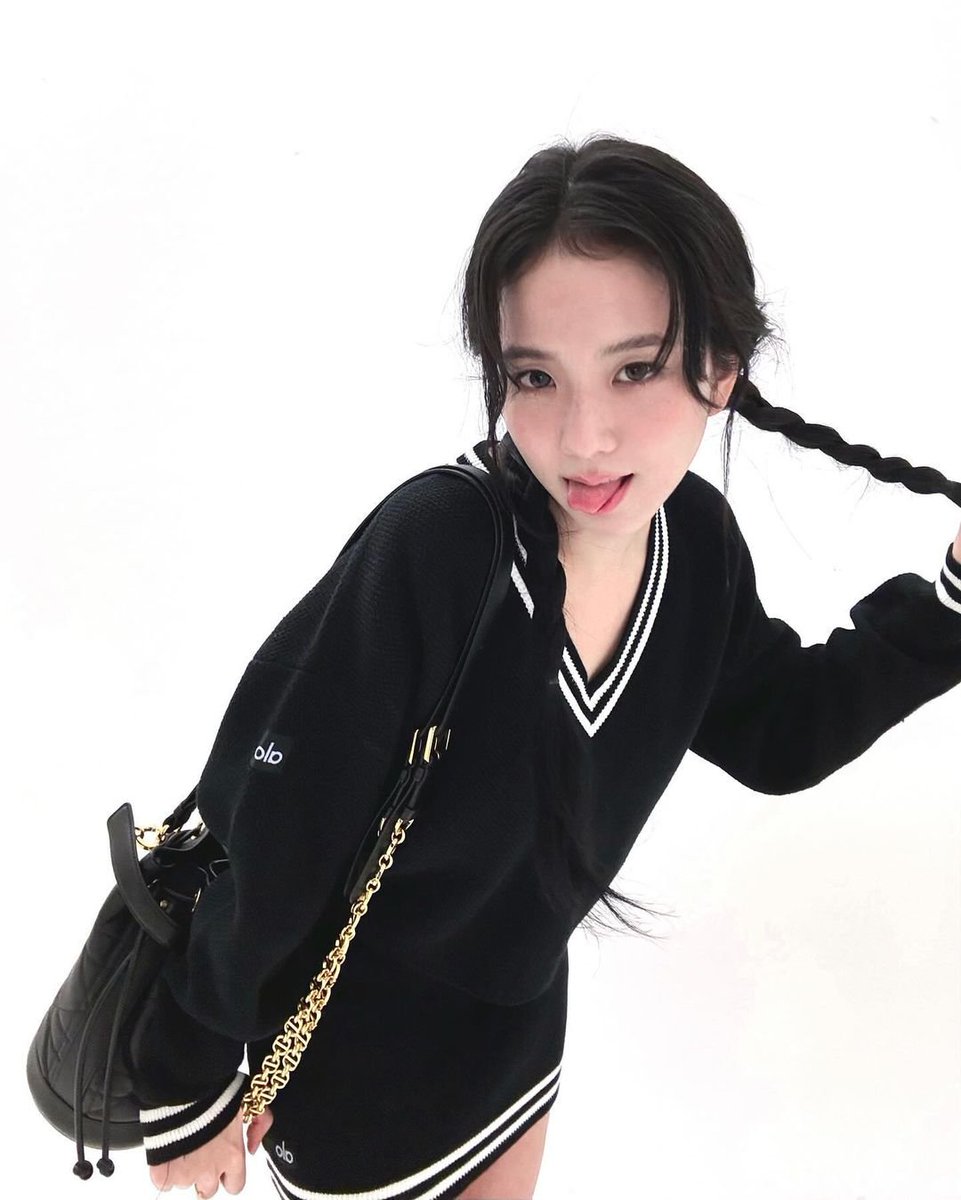 #BLACKPINK's #JISOO showcases a sporty look with pigtails.

#블랙핑크 #지수 #kimjisoo