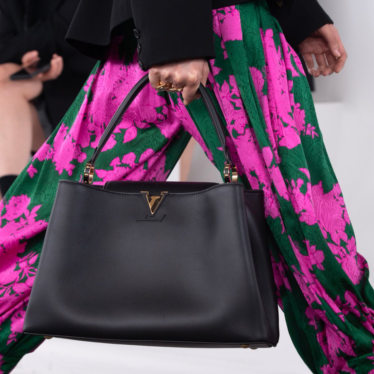 Women's #LVVOYAGER Show. Evoking an avant-garde feminine allure, @TWNGhesquiere's #LVPREFALL24 Collection punctuates statement silhouettes with sleek, oversized bags. Watch the show at on.louisvuitton.com/6013bppgl #NicolasGhesquiere #LouisVuitton