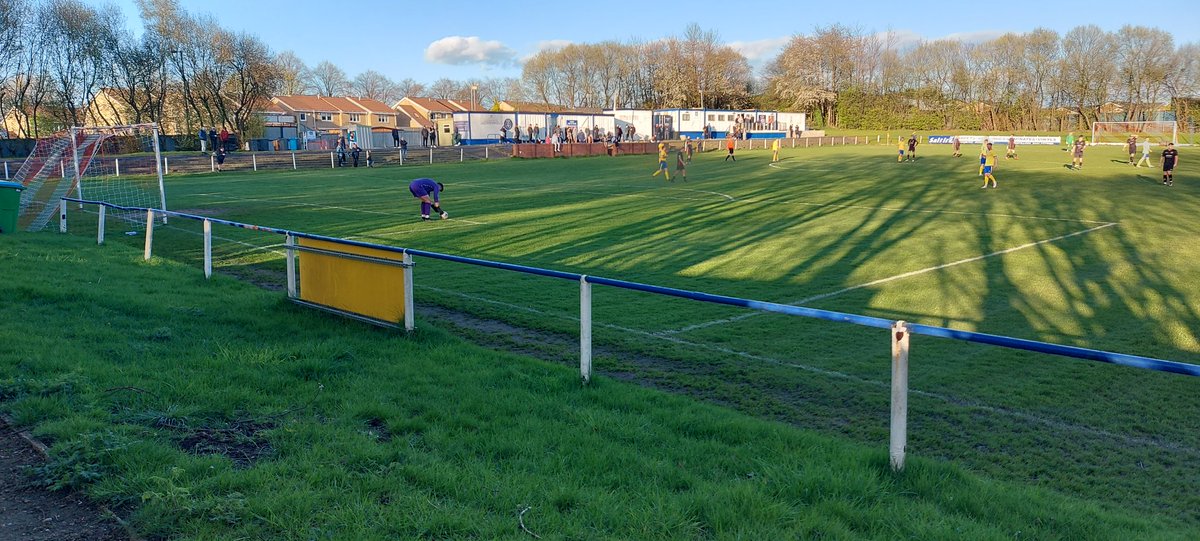 Friday night football was a friendly game between @ValeOfClydeJnrs and @Rossvaleno1. A very friendly welcome, which is the norm up here as the hosts ran out 4-0 winners.