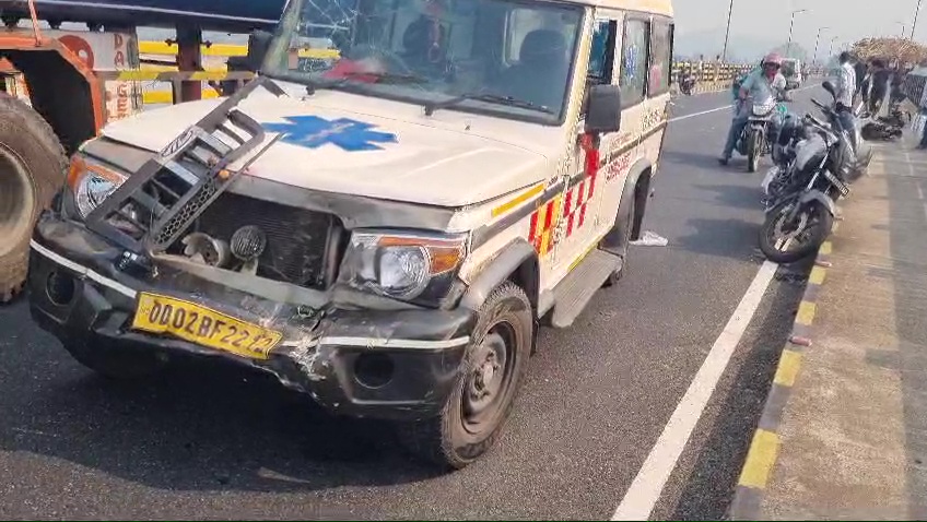 #Breaking | Man, wife die after being hit by an ambulance on the bridge over river Mahanadi in #Boudh district; two kids of the couple who were with the deceased when the mishap occurred are reportedly safe; driver of the ambulance is absconding

#Odisha