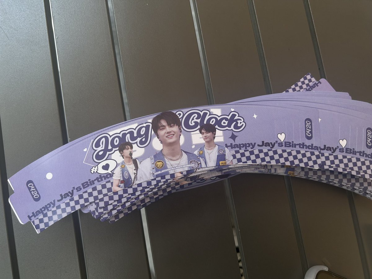 jongsaengil0420's tweet photo. We have only left cupsleeve for freebies 🥹  

Please come inside to queue if you feel hot . So sorry for the inconvenience 😭

#itsjongsaeng_il https://t.co/BMykgac7JF