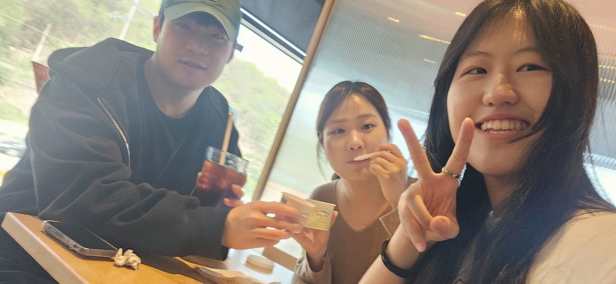torylee03's tweet photo. Late upload .. 🫠 It was actually a great picnic🤗 I really enjoyed spending time with my teammates. I ran into professor on the bridge in 어문관, I felt little bit worried to say hello to him, but after I shook hands with him that made me feel fresh 😆 I appreciate you Mr. kim! https://t.co/UhhrBlqpSr
