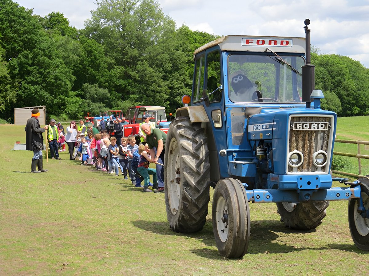 No hi ha idea més bona a una escola que portar els seus nens a tenir una primer contacte amb la vida de pagès. Amb tota aquesta tropa el tractor acabarà al taller, però tot sigui per la causa.