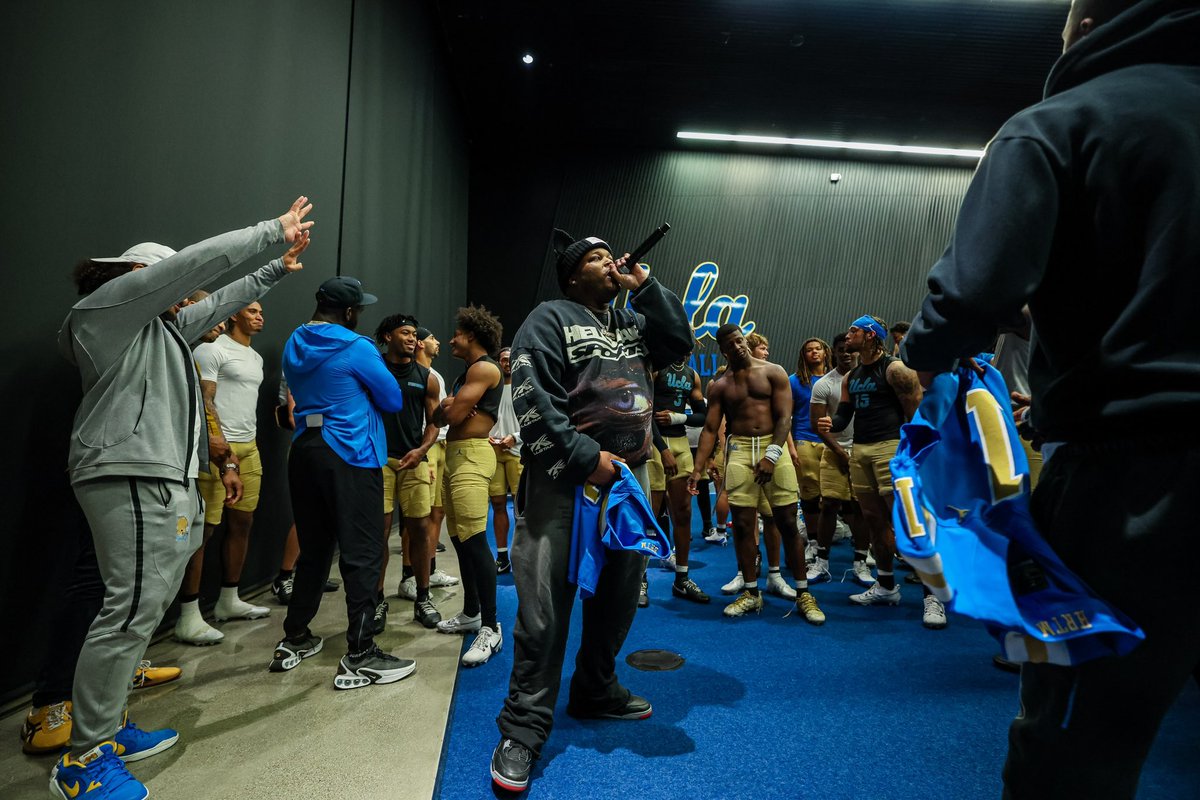 Shoutout to the <a href="/_bluebucksclan/">BlueBucksClan 🥶</a> for shutting down Friday Night Lights with a performance! 🔥