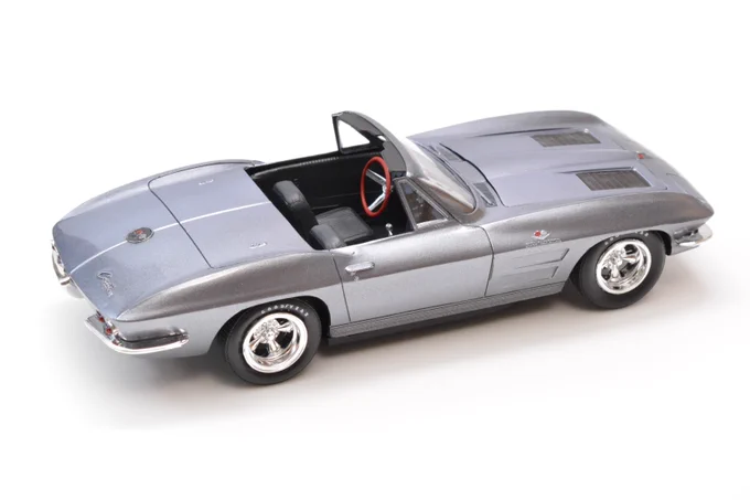 amt 1/25 '63 コルベットコンバーチブル完成しました!もうねフォルムがカッコイイよね!箱絵に惹かれてシルバーグレイに塗って、研ぎ出しもやったのでボディはピカピカ。ボディはシャシーに接着していないのでエンジンは後乗せサクサクでいただきます。幌も作るか!#アメリカンカープラモ 