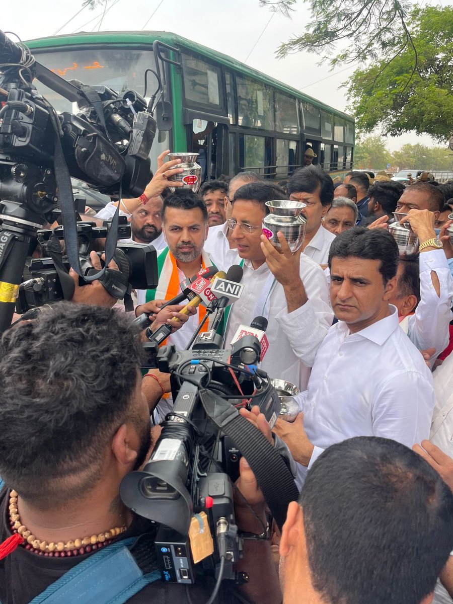 rssurjewala's tweet photo. ಮೋದಿ ಮತ್ತು ಬಿಜೆಪಿಯವರು ಕರುನಾಡಿನ ಜನತೆಗೆ #BJPSarakaraChombu ಕೊಟ್ಟಿದ್ದಾರೆ.

👉ಬರ ಪರಿಹಾರ ವಿಚಾರದಲ್ಲಿ 18 ಸಾವಿರ ಕೋಟಿ ಚೊಂಬು

👉15ನೇ ಹಣಕಾಸು ಆಯೋಗದಿಂದ ನೀಡಬೆಕಿದ್ದ 62 ಸಾವಿರ ಕೋಟಿ ಚೊಂಬು

👉ರೈತರ ಆದಾಯ ದ್ವಿಗುಣಗೊಳಿಸುತ್ತೇವೆ ಎಂದು ಹೇಳಿ ನೀಡಿದ್ದು ಮಾತ್ರ ಚೊಂಬು

👉ಎಲ್ಲರ ಖಾತೆಗೆ 15 ಲಕ್ಷ ರೂಪಾಯಿ ಹಾಕುತ್ತೇವೆ ಎಂದು ಹೇಳಿ ಹಾಕಿದ್ದು ಮಾತ್ರ ಚೊಂಬು 

👉 ನಾವು ಕಟ್ಟುವ ಪ್ರತಿ 100 ರೂ. ತೆರಿಗೆಲಿ 13 ರೂ. ಮಾತ್ರ ವಾಪಸ್ ನೀಡುವ ಮೂಲಕ ಚೊಂಬು 

👉ರಾಜ್ಯದಿಂದ ಆಯ್ಕೆಯಾದ ಬಿಜೆಪಿ ಹಾಗೂ ಜೆಡಿಎಸ್ ಪಕ್ಷದ 27 ಜನ ಲೋಕಸಭಾ ಸದಸ್ಯರು ರಾಜ್ಯಕ್ಕೆ ನೀಡಿದ್ದು ಚೊಂಬು 

ಇಷ್ಟೆಲ್ಲಾ ಚೊಂಬುಗಳನ್ನು ನೀಡಿರುವ ಬಿಜೆಪಿ ಪಕ್ಷಕ್ಕೆ ಈ ಮುಂಬರುವ ಲೋಕಸಭಾ ಚುನಾವಣೆಯಲ್ಲಿ 6.5ಕೋಟಿ ಕನ್ನಡಿಗರ ಸಹ ಅದೇ ಚೊಂಬನ್ನು ನೀಡಿ ಮನೆಗೆ ಕಳುಹಿಸಿಲಿದ್ದಾರೆ.