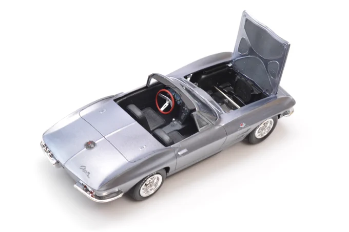 amt 1/25 '63 コルベットコンバーチブル完成しました!もうねフォルムがカッコイイよね!箱絵に惹かれてシルバーグレイに塗って、研ぎ出しもやったのでボディはピカピカ。ボディはシャシーに接着していないのでエンジンは後乗せサクサクでいただきます。幌も作るか!#アメリカンカープラモ 