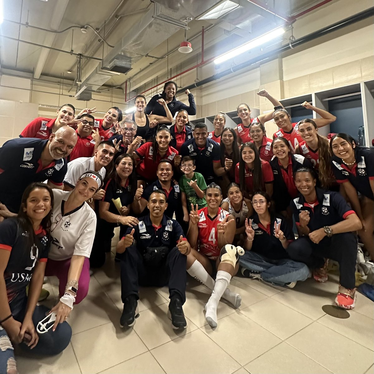 ¡𝘼𝙇𝙀𝙂𝙍Í𝘼 𝙎𝘼𝙉𝙏𝘼𝘼𝘼𝘼𝘼𝘼𝘼𝘼𝘼𝘼𝘼! ♥️💙😍 Las Santas vencieron a Alianza Lima por 3 sets a 2, en la primera final de la @lnsvperu. ¡Unión y humildad! ¡Seguimos! 💪🏽 📷 Prensa USMP #USMP #Voleibol #Perú