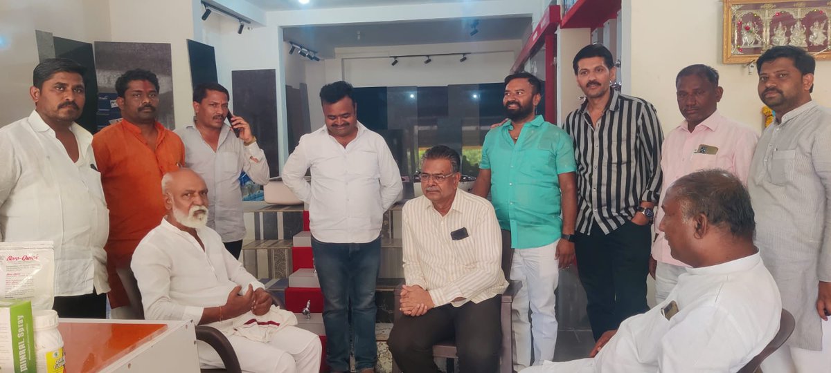 AppuMPattanshe1's tweet photo. ವಿಜಯಪುರ ಜಿಲ್ಲೆಯ ಇಂಡಿ ವಿಧಾನಸಭೆ ಕ್ಷೇತ್ರದ ಗಣ್ಯ ವ್ಯಾಪಾರಸ್ಥರಿಗೆ ಭೇಟಿ ನೀಡಿ ಅವರಿಗೆ ಬಿಜೆಪಿ ಅಭ್ಯರ್ಥಿಗಳಾದ ಶ್ರೀ ರಮೇಶ್ ಜಿಗಜಿಣಗಿ ಅವರಿಗೆ ಮತ ನೀಡಿ   ಬೇಕೆಂದು ವಿನಂತಿ.
#AbkiBaarPhirModiSarkar @narendramodi @BJP4India @BJP4Karnataka https://t.co/8M8CGUO9ey