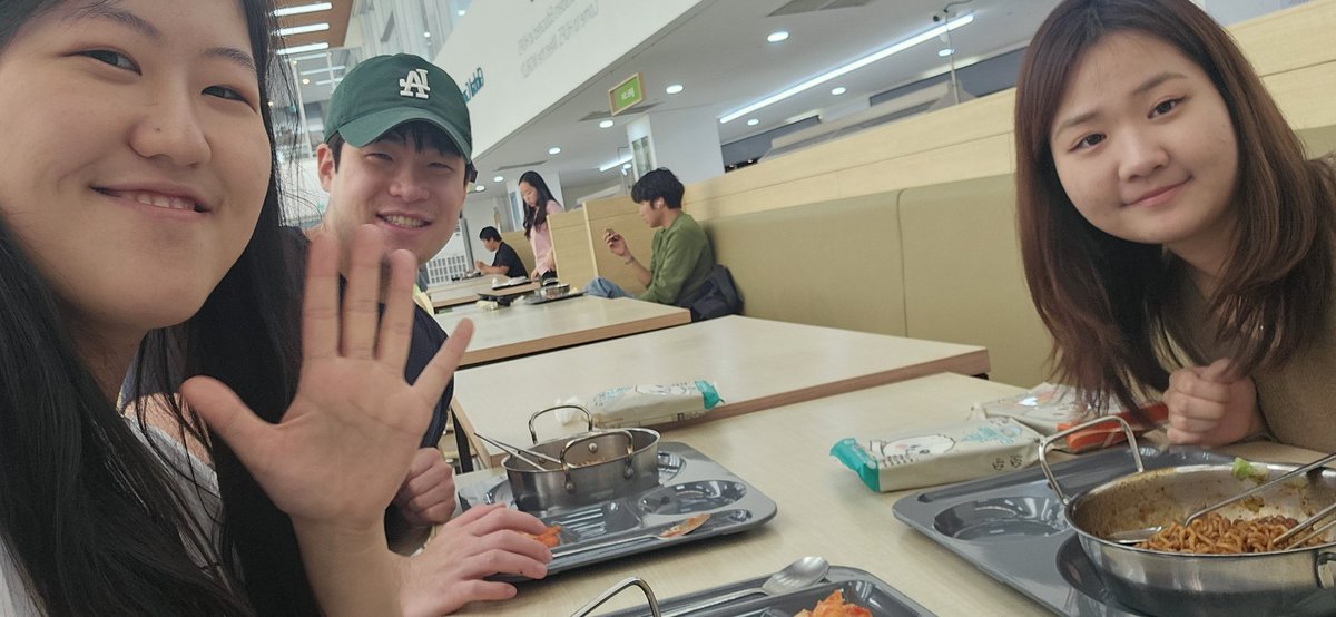 torylee03's tweet photo. If we don't take part in his class, maybe we might not have these great memories 🫣 Beautiful days and peaceful moods with them in midterm period🌿🌿🌸 - we could be much closer-.🙈🙌 https://t.co/nqiU0xX3C7