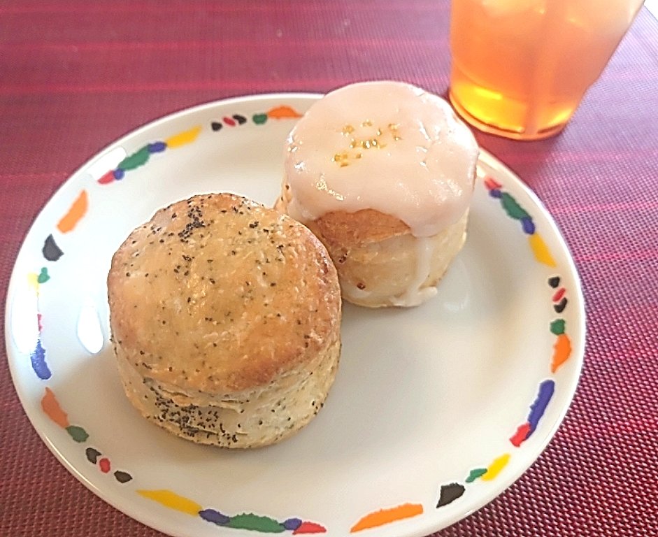 sayamomota's tweet photo. 今日は久しぶりのスーツで半日仕事。終わってから大急ぎで移動して、
アールグレイのスコーンとレモンシュガーのスコーン、あとアイスティーもげとーーヽ(=´▽`=)ノ
知ってたけどスコーンもアイスティーと美味ーー✨ヽ(=´▽`=)ノ✨
良き土曜日の午後でございます☺️ #coya2 https://t.co/AQnVcbQP9v