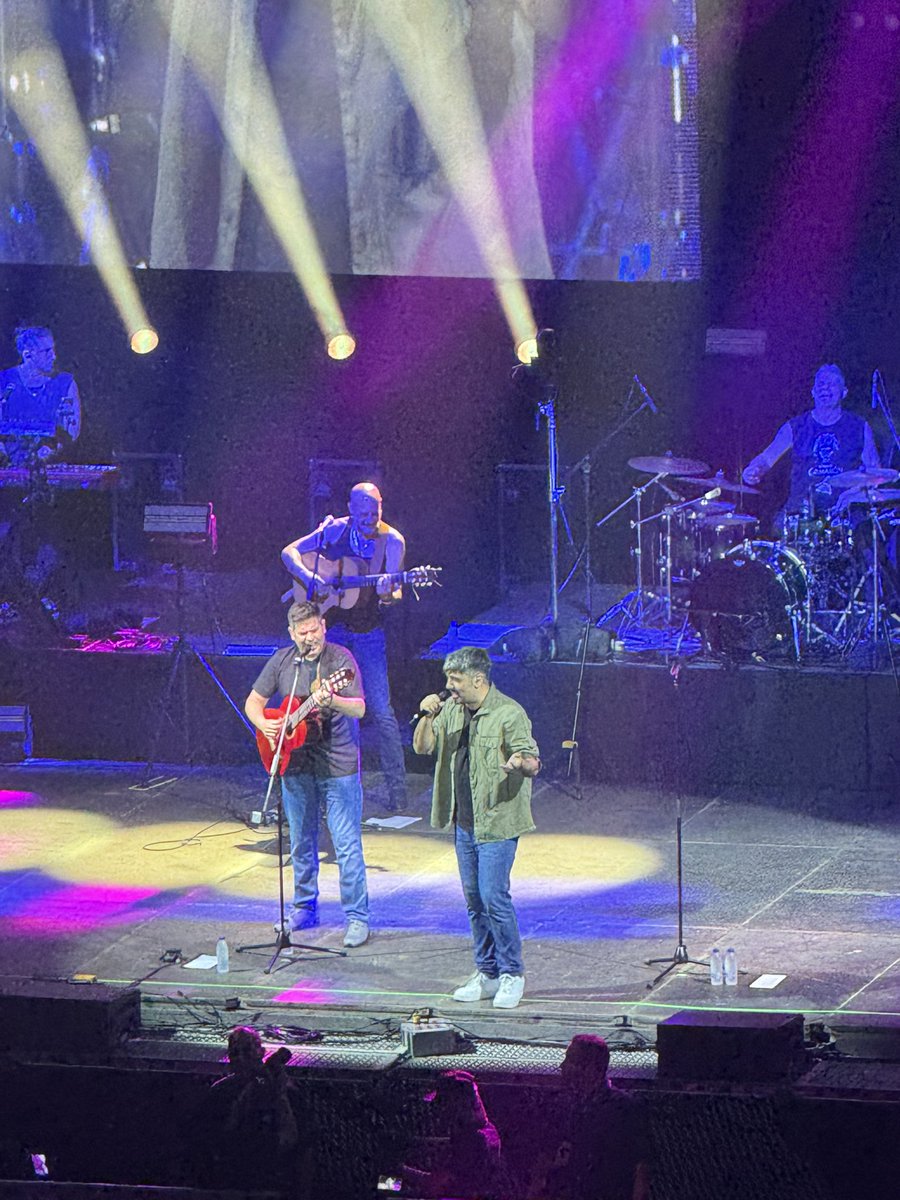 Después de más de 10 años los volví a ver ❤️ David y José Muñoz celebrando 25 años de carrera en Caracas en el Poliedro de Caracas <a href="/estopaoficial/">Estopa</a> #Estopa