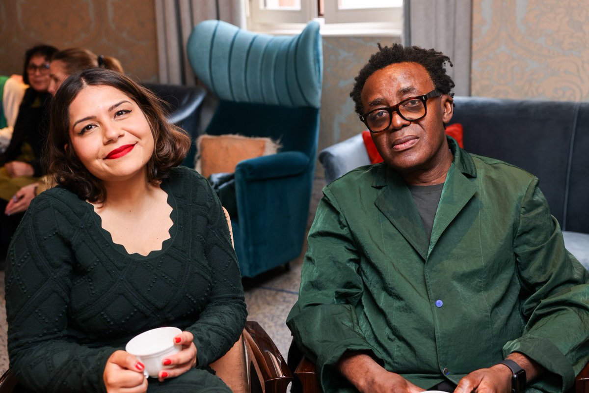 New @TalkArt! Recorded live at the Venice Biennale, presented by Burberry. We meet leading artist Sir John Akomfrah and Tarini Malik, the curator of the British pavilion 2024 at the St Regis Library to discuss John’s latest work. @SmokingDog Listen now: podcasts.apple.com/gb/podcast/tal…