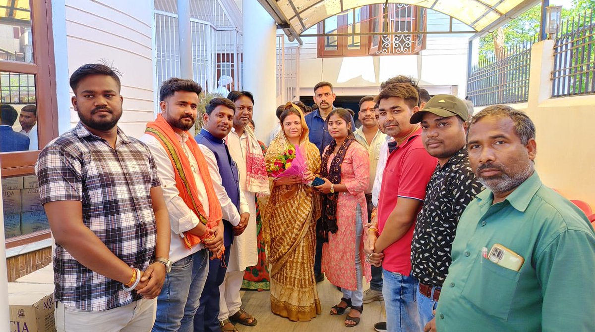 AnupamaSinghinc's tweet photo. आज बोकारो लोहांचल स्थित अपने आवासीय कार्यालय में आयोजित जनता दरबार में धनबाद लोकसभा में महागठबंधन की जीत सुनिश्चित करने के लिए क्षेत्रीय कार्यकर्ताओं, समाजसेवियों के साथ साथ अन्य गणमान्य लोगों के साथ चर्चा की। https://t.co/aUPxS2pNKe