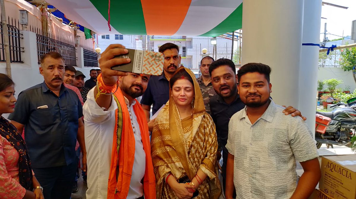 AnupamaSinghinc's tweet photo. आज बोकारो लोहांचल स्थित अपने आवासीय कार्यालय में आयोजित जनता दरबार में धनबाद लोकसभा में महागठबंधन की जीत सुनिश्चित करने के लिए क्षेत्रीय कार्यकर्ताओं, समाजसेवियों के साथ साथ अन्य गणमान्य लोगों के साथ चर्चा की। https://t.co/aUPxS2pNKe