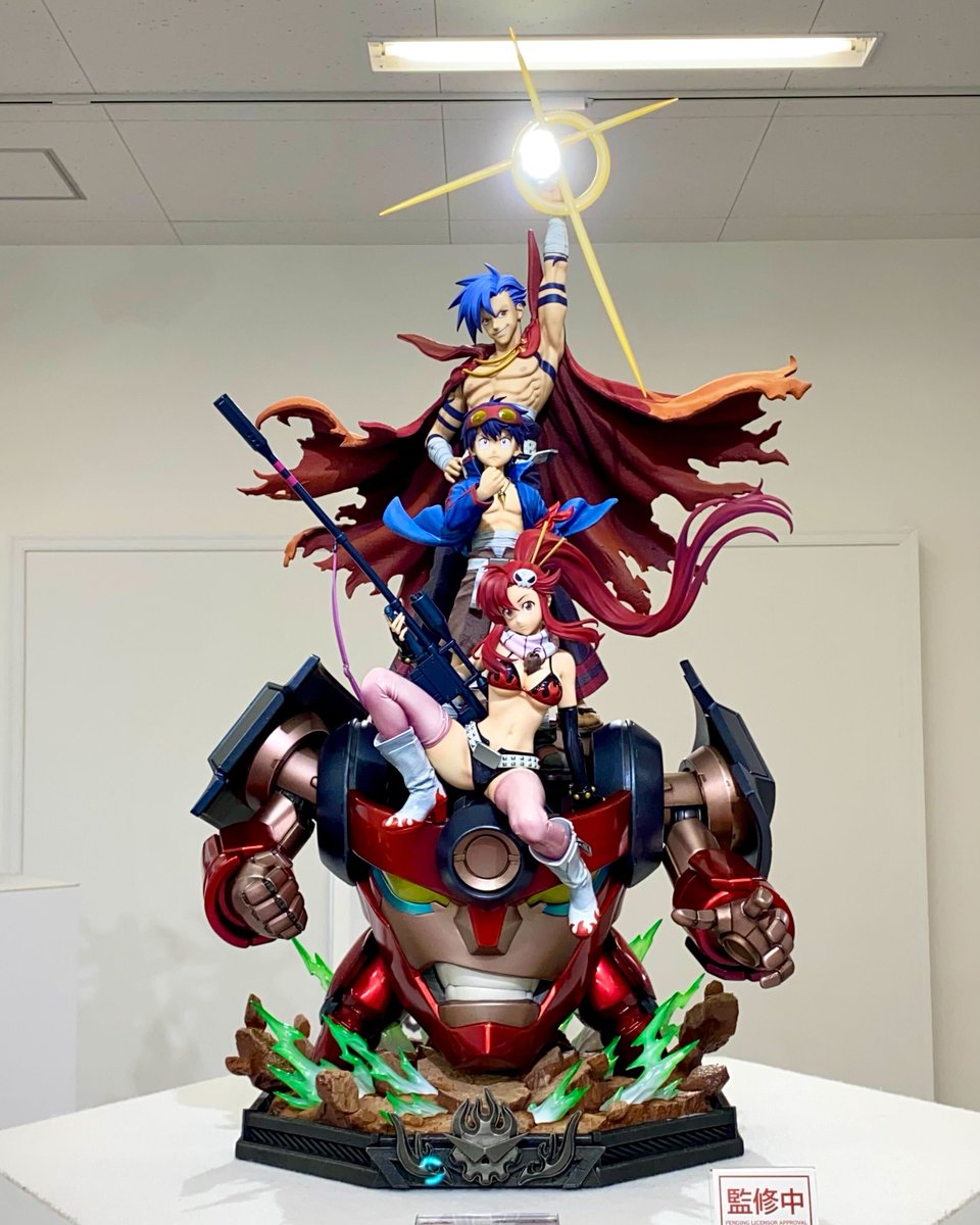 mamegyorai_jp's tweet photo. 【#Prime1studio 最新情報⑤】
アニメ『#天元突破グレンラガン』より、カミナ・シモン・ヨーコそしてラガンが登場！

こちらのスタチューには正式タイトルが。
その名も、”俺たちの想いが天を突く！”

縦に並ぶ姿はまさに天を穿つよう。コックピット内部等細部まで再現された熱き想い。お見逃しなく。 https://t.co/26uj5EjHZx