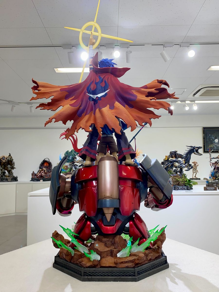 mamegyorai_jp's tweet photo. 【#Prime1studio 最新情報⑤】
アニメ『#天元突破グレンラガン』より、カミナ・シモン・ヨーコそしてラガンが登場！

こちらのスタチューには正式タイトルが。
その名も、”俺たちの想いが天を突く！”

縦に並ぶ姿はまさに天を穿つよう。コックピット内部等細部まで再現された熱き想い。お見逃しなく。 https://t.co/26uj5EjHZx