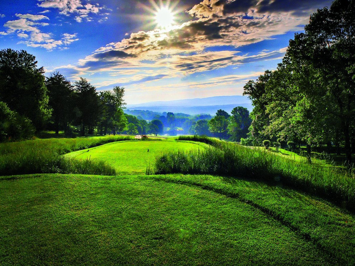 Hit the green this season in Explore Crossville, The Golf Capital of Tennessee. Gorgeous championship golf courses - including Tennessee's first Jack Nicklaus-designed course - can be found here: bit.ly/3W5P0ot 📸: Fairfield Glade Golf Course