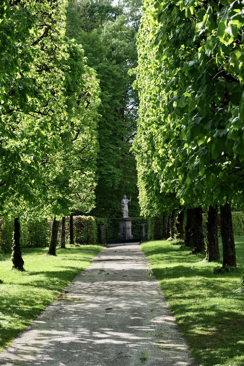 Putopis's tweet photo. Hellbrunn castle, in the suburbs of Salzburg, is famous for its fountains and sculptures, connected by a water mechanism which is 400 years old ⛲️🌿🏰 #salzburg #hellbrunn #visitsalzburg #travelbook #castle #Austria https://t.co/E0Zc7ydxTs