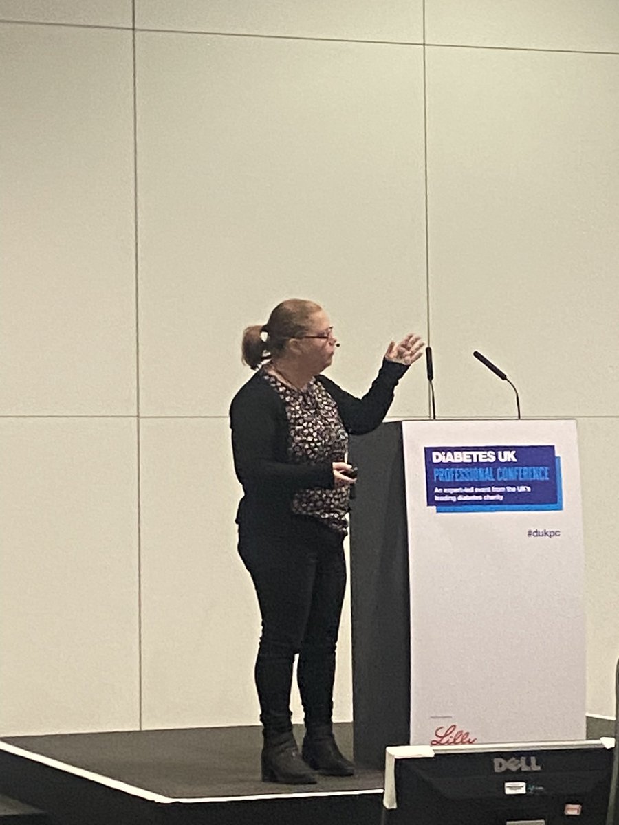 The amazing Bernie Warren. Noting the contrast she chose on her slide deck to help others. There are 123,000 people living with impactful sightless and #diabetes!! The biggest impact was loosing her 🚗 licence BUT her life is absolutely NOT over. #DUKPC2024 #dedoc° @dedocORG