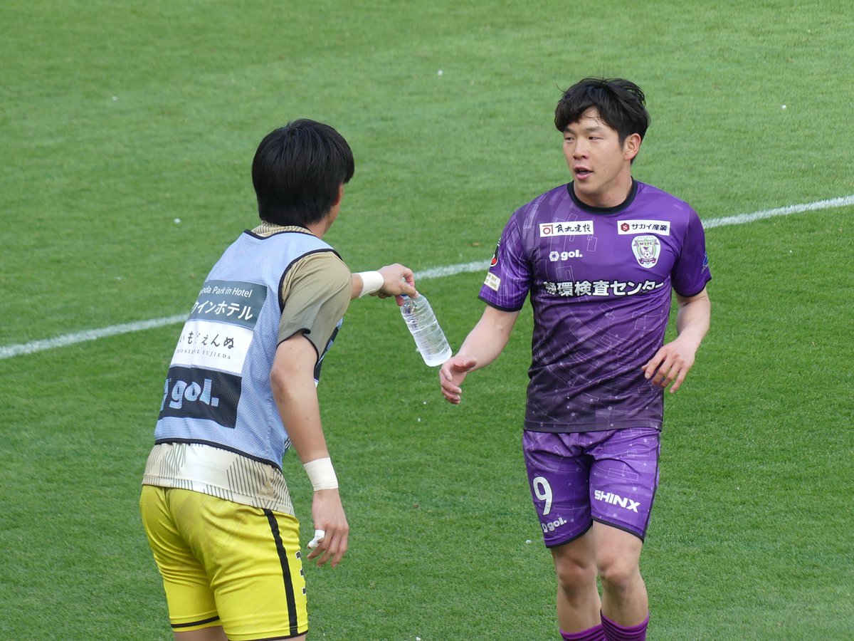 20240407⚽️Ｊ２ 藤枝MYFC🆚ベガルタ仙台⑩ (藤枝総合運動公園サッカー場) 藤枝MYFC⚽️ＧＫ内山圭選手 サブで試合出場は無かったけど、チームの為にピッチ脇から声をかけたり、水を渡したり、色々サポートする姿もカッコいい✨