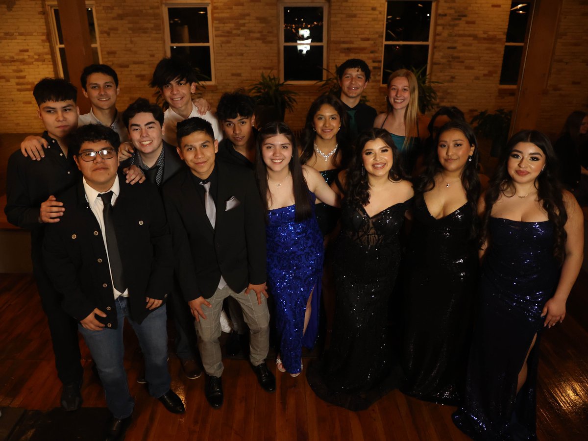 hpsProud's tweet photo. Prom was pretty great this year.  https://t.co/Bb6OzSug15 https://t.co/8DIEHeHecB