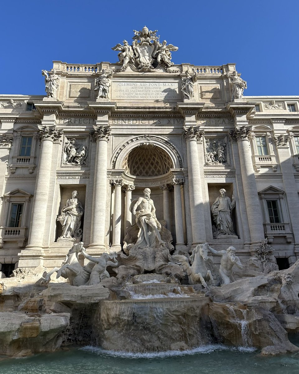 Walking around the Spanish Steps and Trevi Fountain here in Rome 🇮🇹🍋