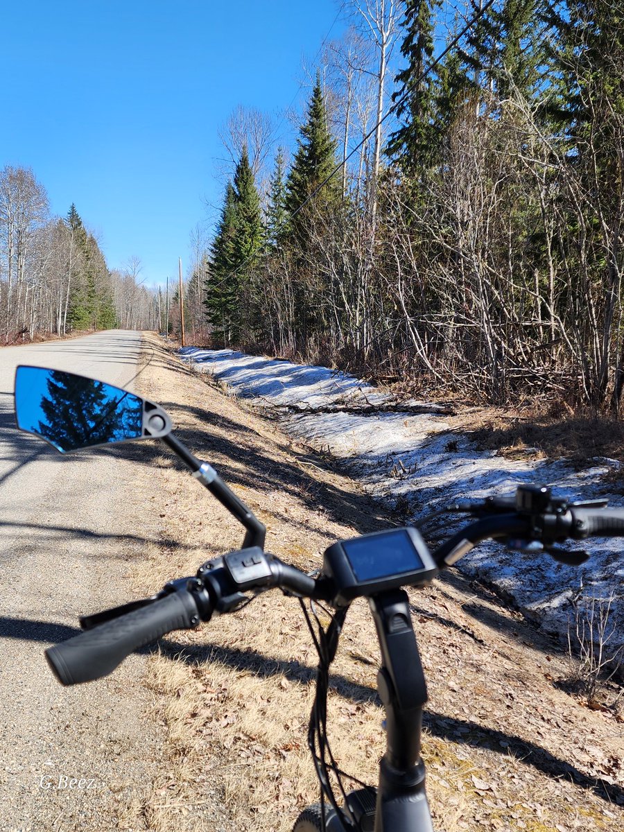beesley_gillian's tweet photo. Snow still laying in the ditches, blue sky and sunshine didn't fool me, I did ride the bike today but I was well bundled up, the headwind on the homeward 9kms was extra special.💨🙃#springbiking https://t.co/Xv8wcekga7