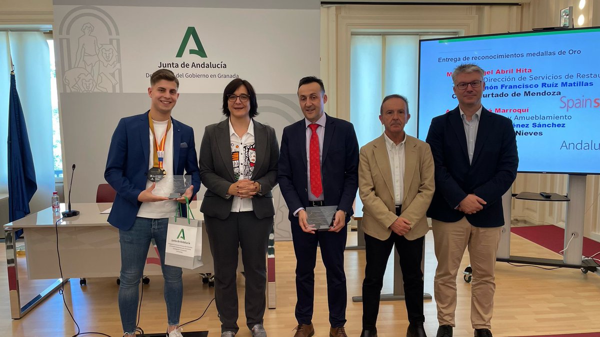 Acto de reconocimiento a los ganadores de la provincia de #Granada en el #AndalucíaSkills 2023 y en el Campeonato Nacional @Spainskills_fp 2024 ▶️En Granada han participado 24 alumnos tutorizados por 22 profesores #FormaciónProfesional granadahoy.com/granada/estudi…