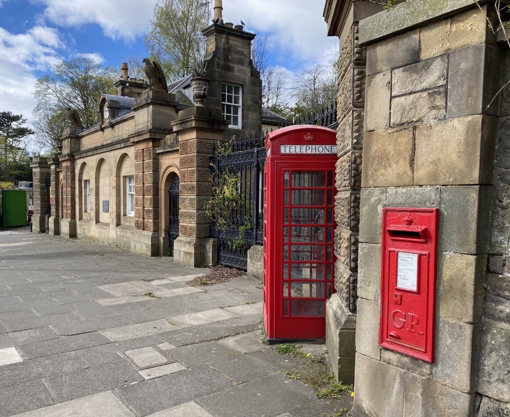 The postbox near the old @EdinburghZoo entrance. 📮 🦒 🦩 🐧 
#postboxsaturday