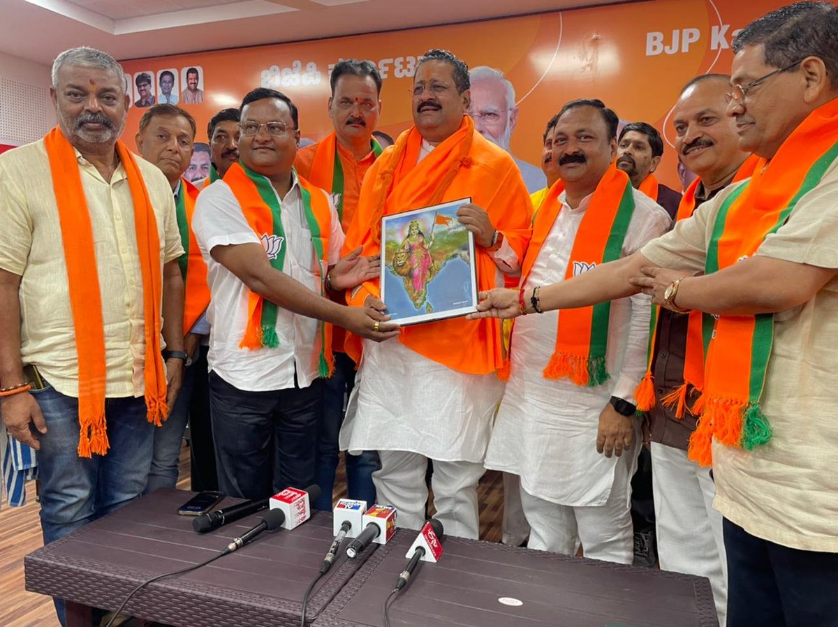 BasanagoudaBJP's tweet photo. ಹುಬ್ಬಳ್ಳಿಯ ಅರವಿಂದ ನಗರದಲ್ಲಿರುವ ಭಾರತೀಯ ಜನತಾ ಪಕ್ಷದ ಕಾರ್ಯಾಲಯದಲ್ಲಿ ಇಂದು ಪತ್ರಿಕಾಗೋಷ್ಠಿಯಲ್ಲಿ ಮಾತನಾಡಿದೆ. ಶಾಸಕರಾದ ಮಹೇಶ್ ಟೆಂಗಿನಕಾಯಿ, ಹುಬ್ಬಳ್ಳಿ- ಧಾರವಾಡ ಮಹಾನಗರ ಜಿಲ್ಲಾಧ್ಯಕ್ಷರಾದ ತಿಪ್ಪಣ ಮಜ್ಜಗಿ, ಮಹಾನಗರ ಪಾಲಿಕೆ ಸದಸ್ಯರಾದ ರಾಜಣ್ಣ ಕೊರವಿ, ಮುಖಂಡರಾದ ಲಿಂಗರಾಜ ಪಾಟೀಲ, ಬಸವರಾಜ ಕುಂದಗೋಳಮಠ ಮತ್ತಿತರರು ಇದ್ದರು.

@MTenginkai I @BjpHubli I #LokSabhaElections2024 I