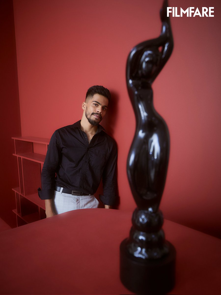 filmfare's tweet photo. Beginner's luck! ❤️

#AshitoshGaikwad posing with the Black Lady for Best Debut Male for #Unaad at #RRKabelFilmfareAwardsMarathi2024.

@_RRKabel  @rohitsLogic

📸: Ajay Kadam https://t.co/mw6HfqeD0N